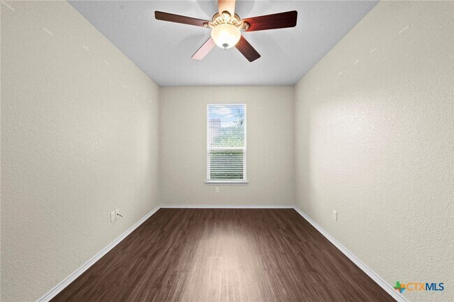Building Photo - 220 Hinge Creek
