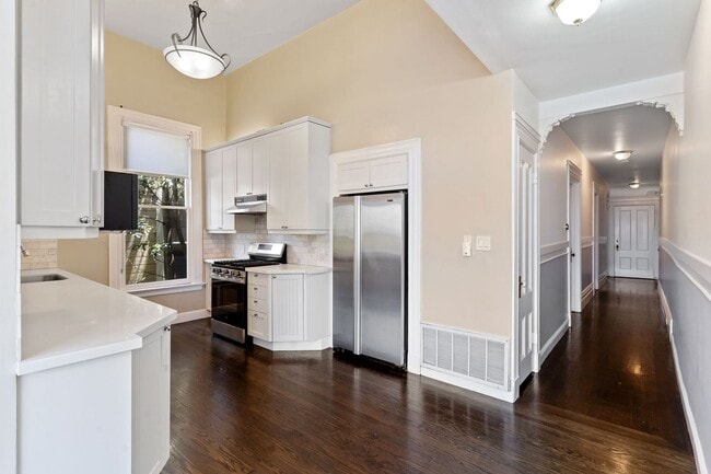 Building Photo - 2 Bed, 2 Bath Victorian Style Condo with M...