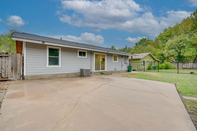 Building Photo - 600 Bramble Dr