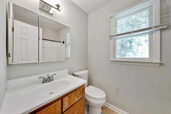 Building Photo - Adorable 3 BD/2.5 BA Hillsborough Home!