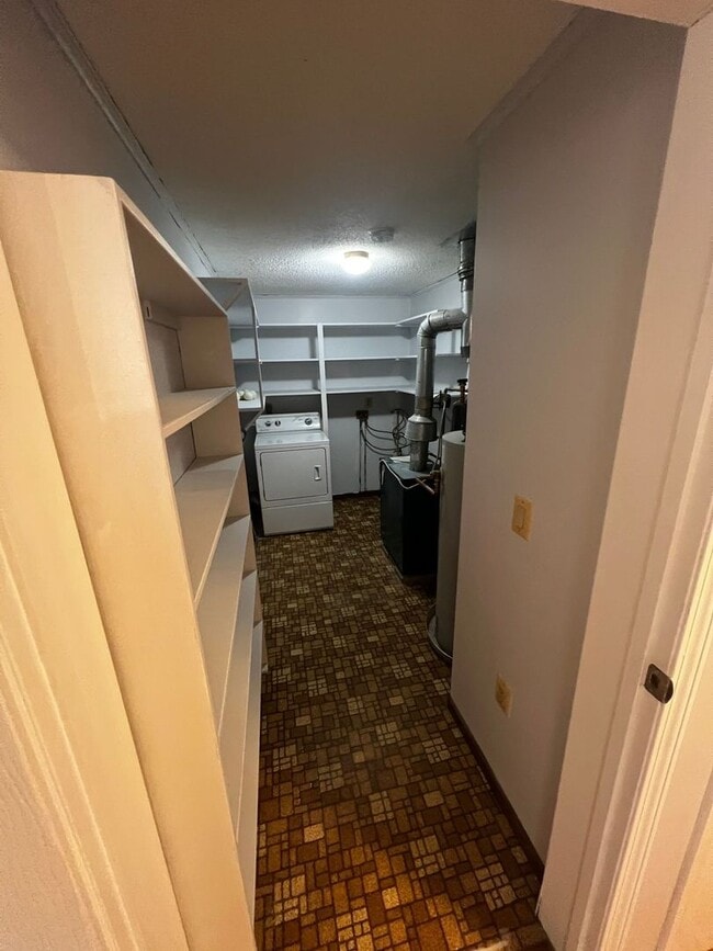 Building Photo - 4-Bedroom, 2-Bath Home with Modern Comforts in Tyngsboro, MA