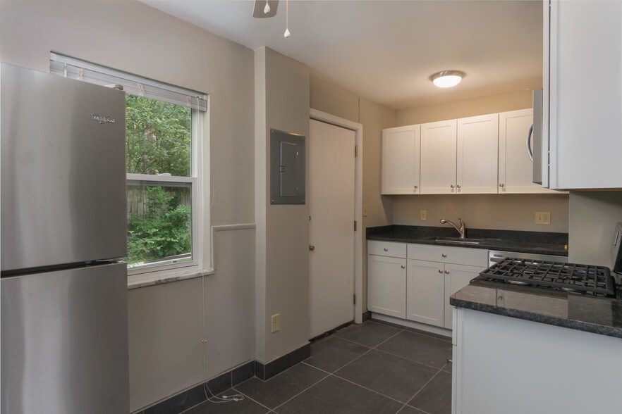 Building Photo - 464 E Norwich Ave