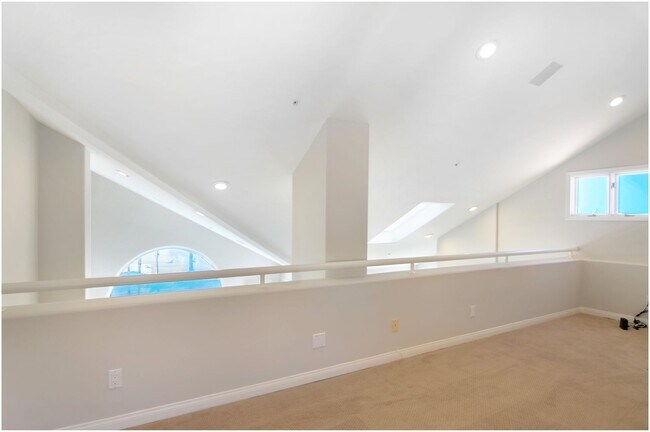 Building Photo - Oceanfront Penthouse in Huntington Beach!!