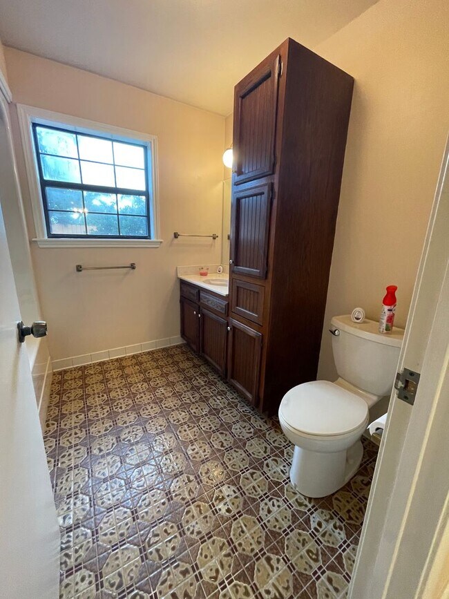 Building Photo - NEW ON MARKET