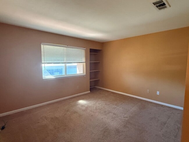 Building Photo - Beautiful 2 bedroom 1.5 Bathroom with atta...