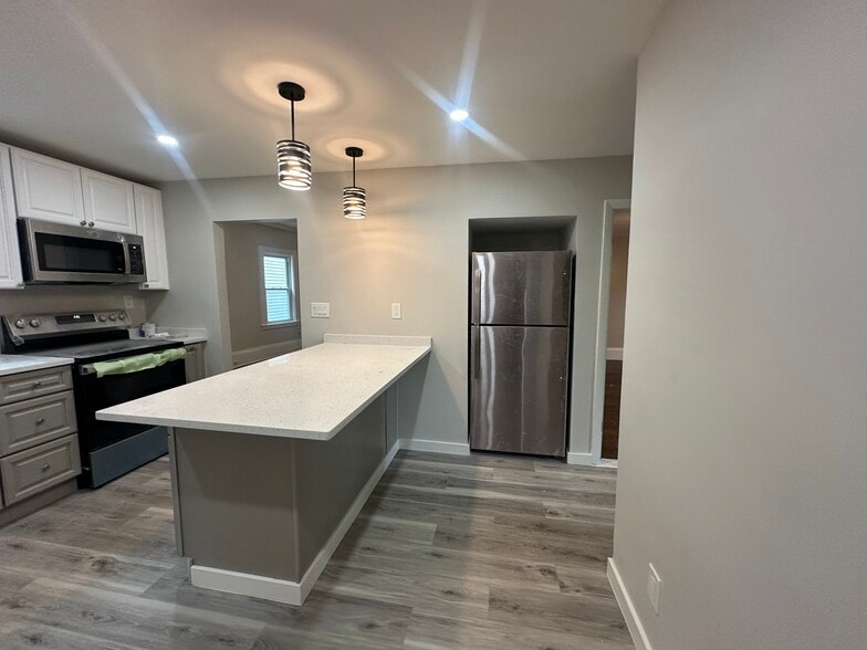 Building Photo - 13 Gladstone St