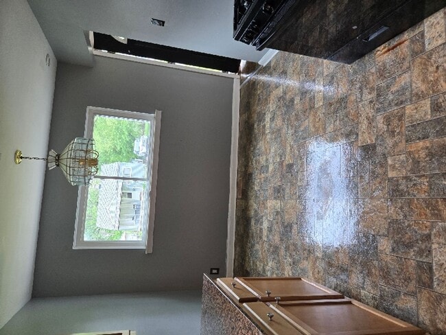 Building Photo - 3 bed 1 bath brick ranch - Available now!