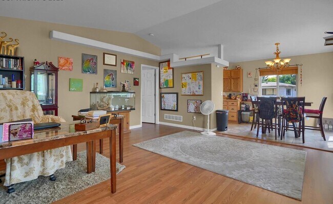 Building Photo - 3 Bedroom 2 Bath Single Family Home Near U...
