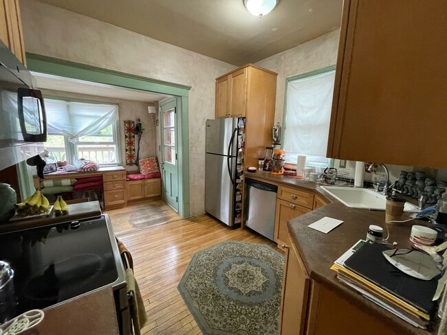 Building Photo - 4 Bed Home in Hidden OASIS!