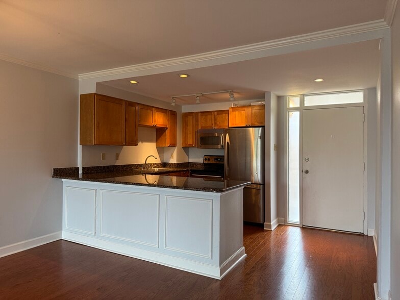 Building Photo - 3915 Saint Charles Ave