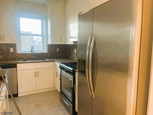 Building Photo - 10 Morton Pl