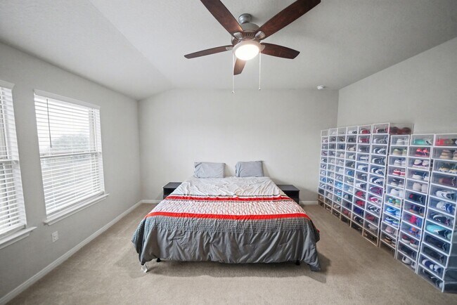 Building Photo - Stylish & Spacious 5-Bed in Prime Schertz Location! - Realtor Commission: $500