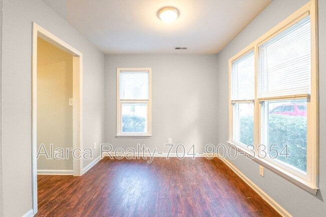 Building Photo - 3136 Driftwood Dr