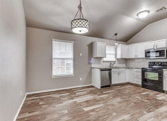 Building Photo - Charming 3 Bedroom Home in Yukon with Modern Updates