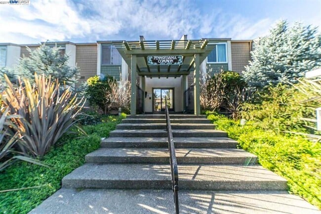 Building Photo - $2990 Stunning Remodeled 2BR/2BA Condo in ...