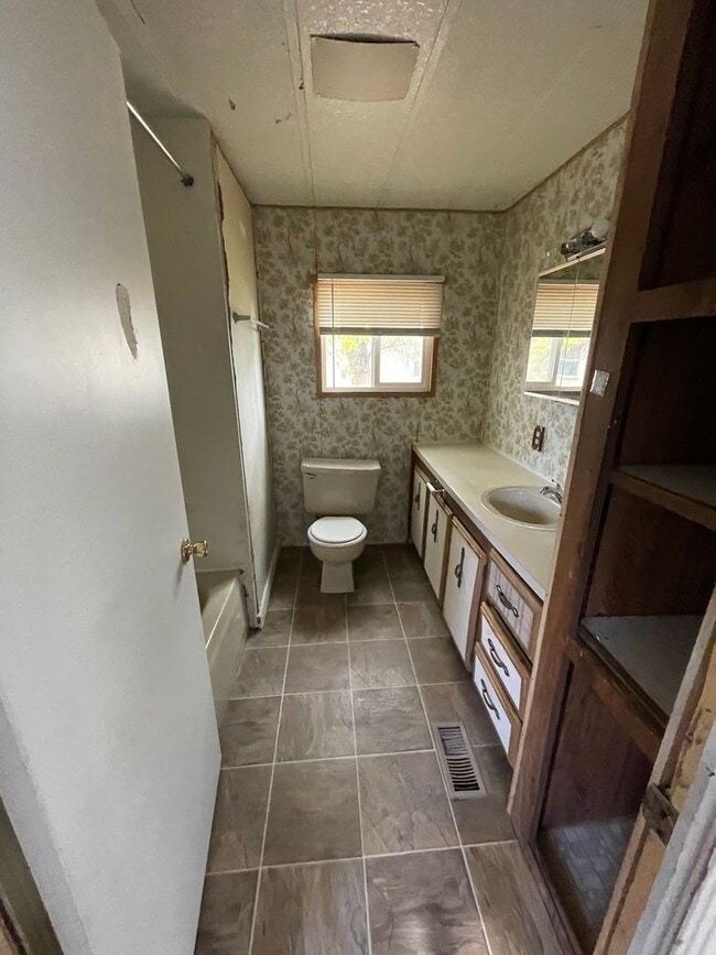 Building Photo - Cozy 3 Bed, 1.5 Bath Home in Idaho Falls!