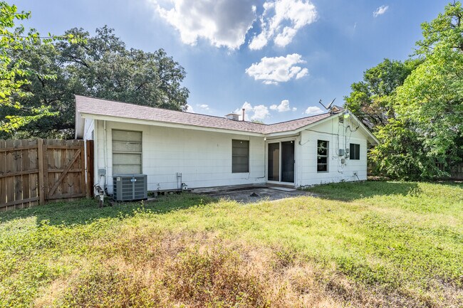 Building Photo - 7722 Pinebrook Dr