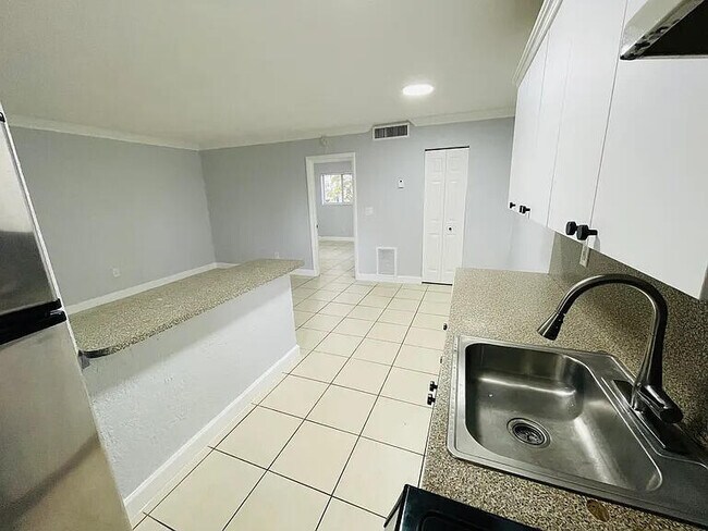 Building Photo - 890 NW 45th Ave