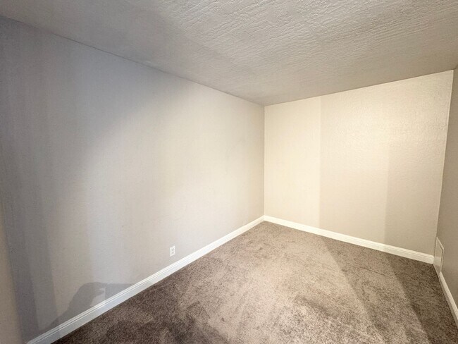 Building Photo - Great Shape Livermore Condo in Sonata Community with many Upgrades.