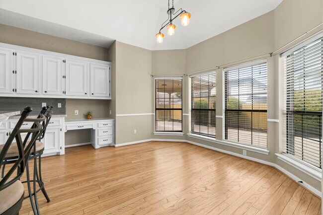 Building Photo - 590 Edgewood Dr