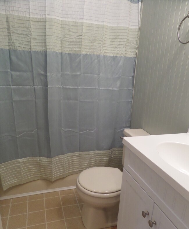 Building Photo - Nice 2 bed 1 bath brick ranch located in M...