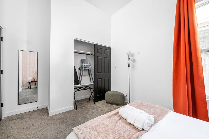 Building Photo - 337 Sanders St