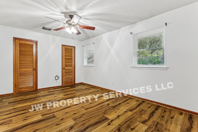 Building Photo - 2444 Somerset Dr