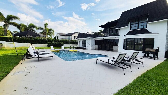 Building Photo - 4312 NE 22nd Ave