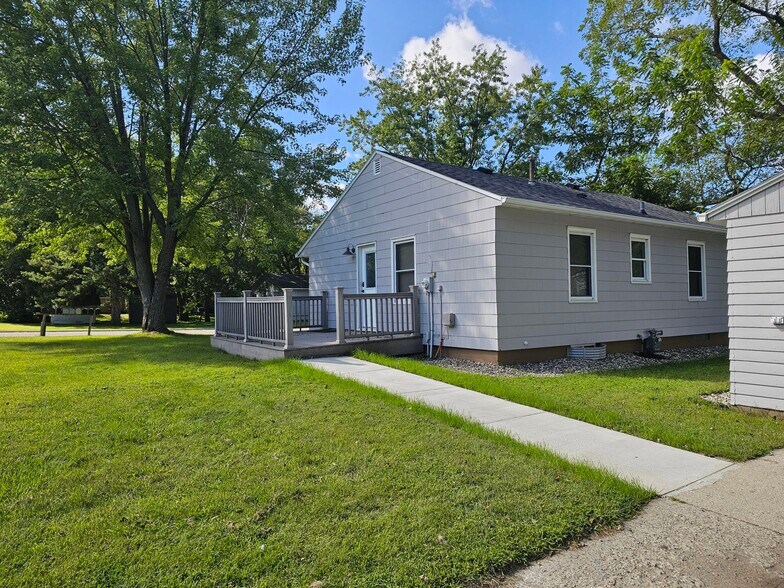 Building Photo - 921 Darling Ave