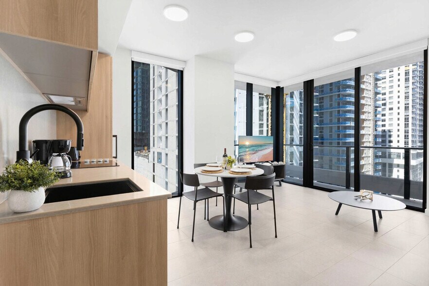 Building Photo - 501 NE 1st Ave