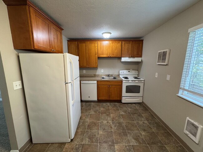 Building Photo - 2 Bedroom Ground Level Unit - Oregon City