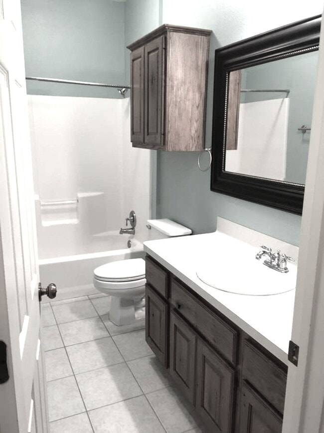 Building Photo - 1425 W Villa Maria Rd