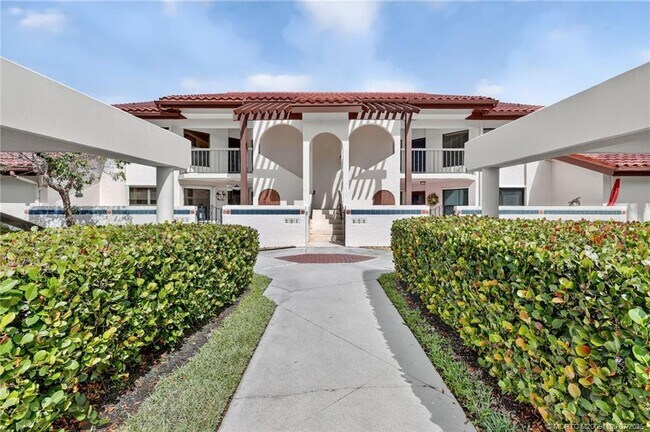 Building Photo - 6060 SE Martinique Dr