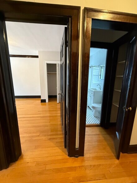 Building Photo - 5069 N Wolcott Ave