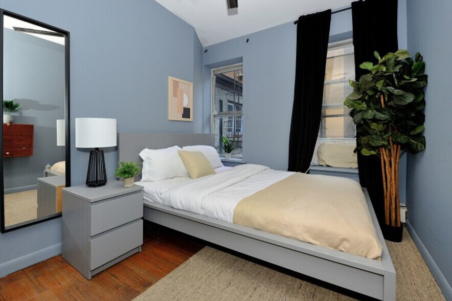 Building Photo - 348 W 38th St