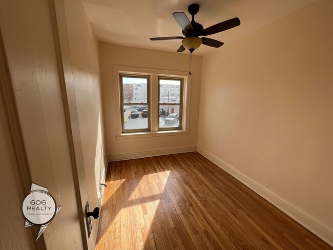 Building Photo - Bright and Sunny Forest Park Apts!