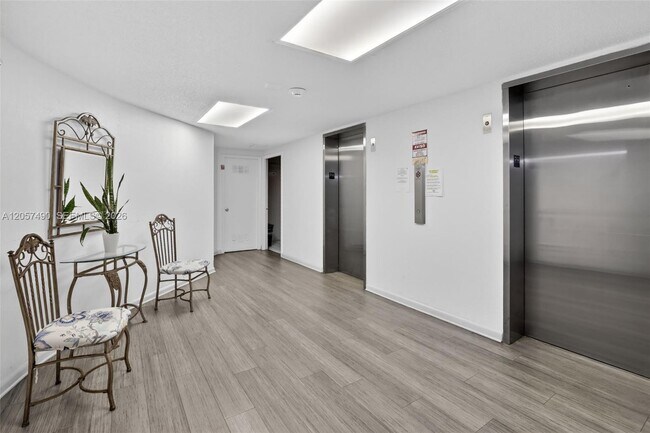 Building Photo - 1817 S Ocean Dr
