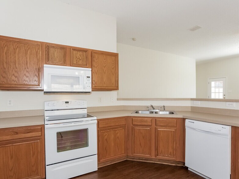 Building Photo - 11008 Briaroaks Dr