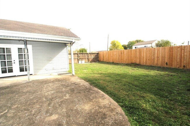 Building Photo - 805 Willow Creek Dr