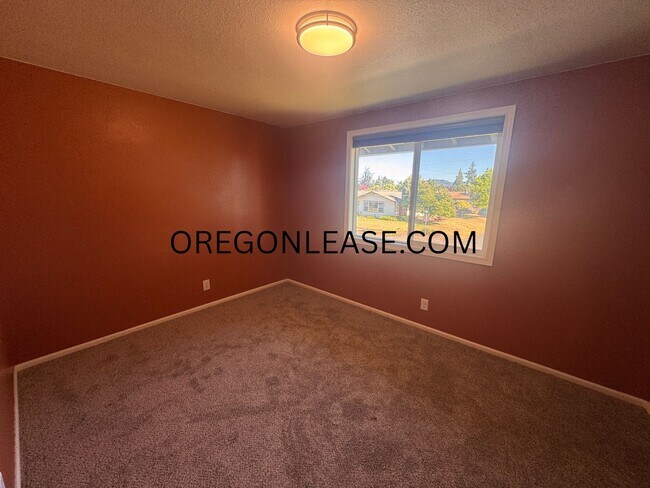 Building Photo - Spacious 4-Bedroom Home in North Springfield
