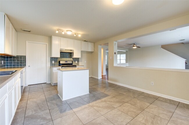 Building Photo - 15518 Miller House Ln