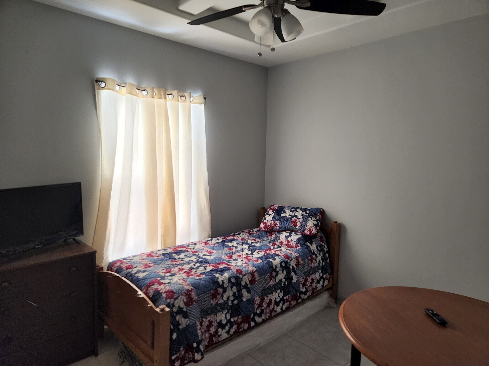 1 bedroom furnished. - 709 E 3rd St