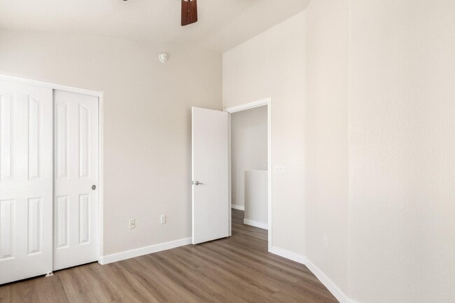 Building Photo - 2250 E Deer Valley Dr