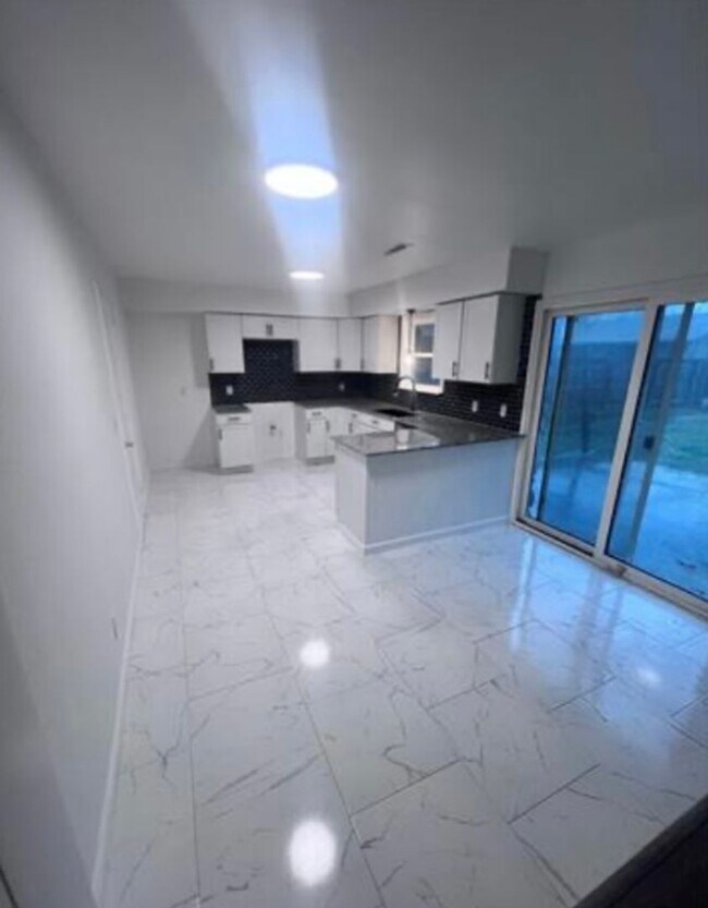 Building Photo - Looking for a shorter lease term? Available for 6-9 month lease.