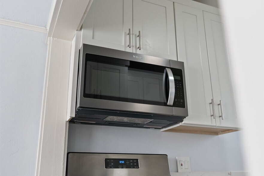 Building Photo - 1049 E 5th St