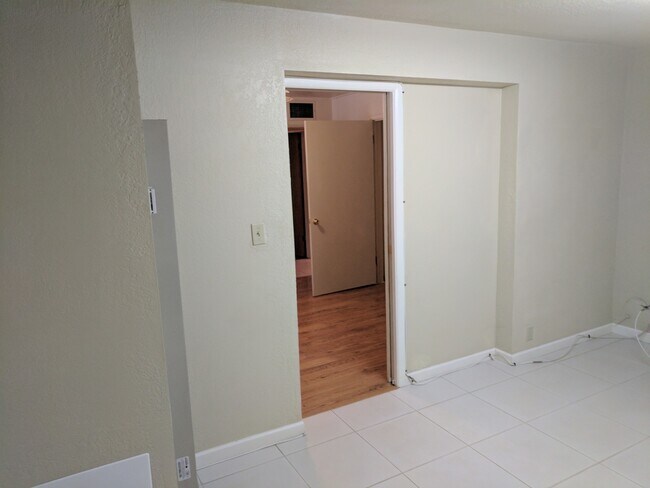 Building Photo - 2 Bedroom and 1 Bath Rental