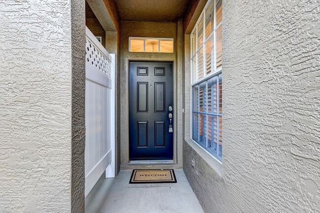 Building Photo - Spacious New Tampa 2 Bedroom, 2.5 Bath Tow...
