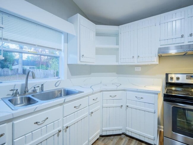 Building Photo - 804 Lakeland Ave