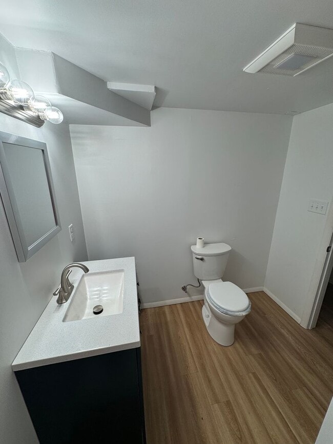 Building Photo - Cozy Home