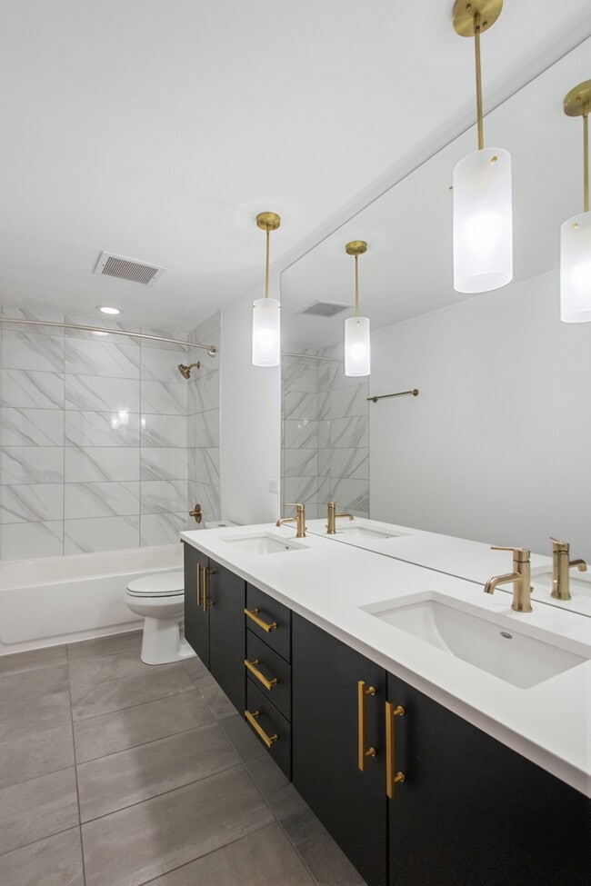 Building Photo - 1242 W Huron St